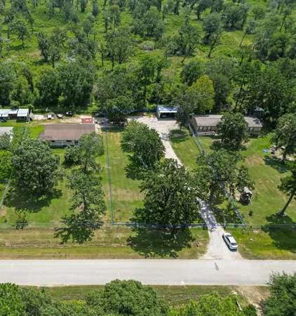 a view of yard with green space