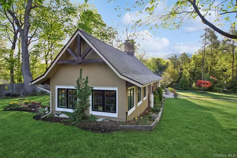 $1,495,000 | 8 Wodenethe Drive, Beacon, NY 12508
