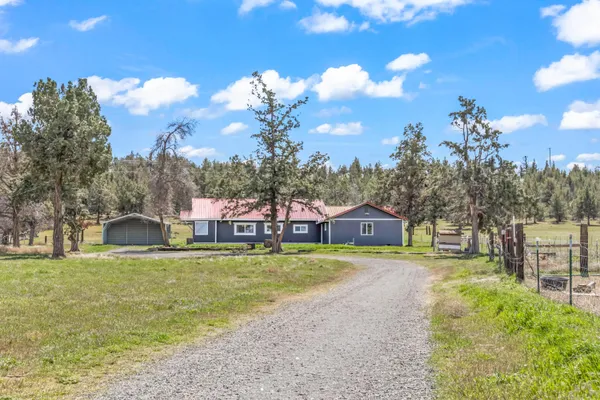 a view of a house with a big yard