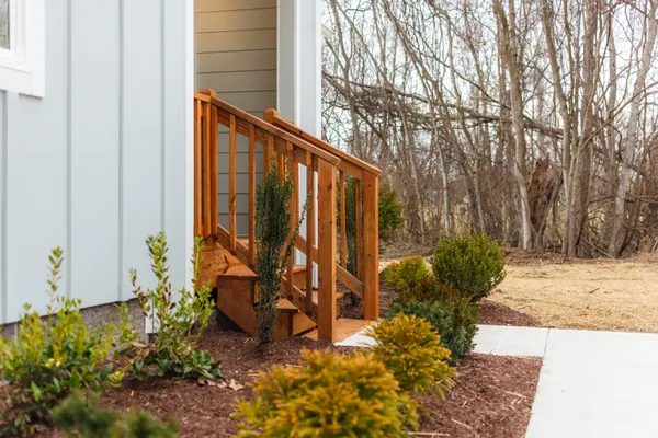 a view of back yard of the house