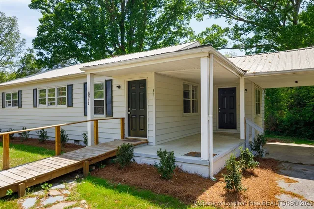 a view of a house with backyard and porch
