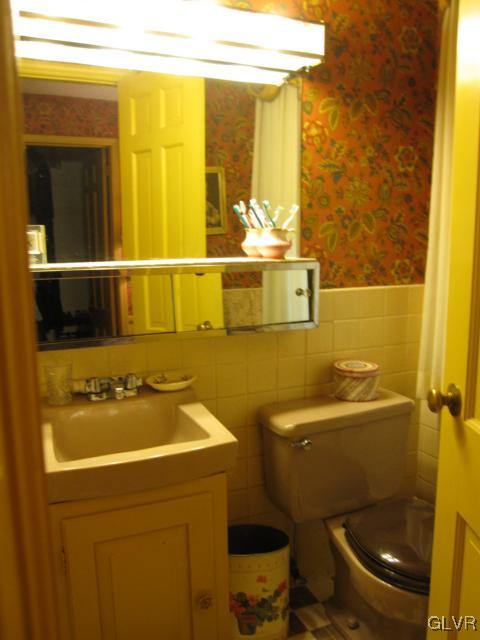 4255 Wellesley Road Bethlehem, PA 18017 - Photo 18 of 27 Master bath