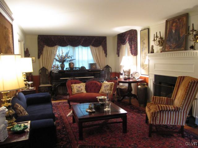 4255 Wellesley Road Bethlehem, PA 18017 - Photo 5 of 27 Living room