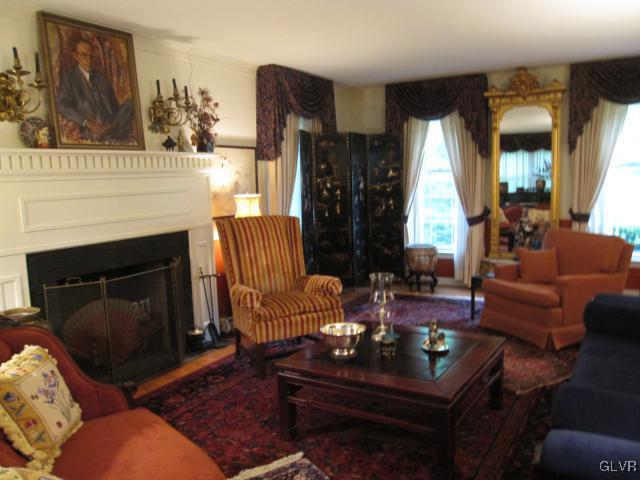 4255 Wellesley Road Bethlehem, PA 18017 - Photo 6 of 27 Living room