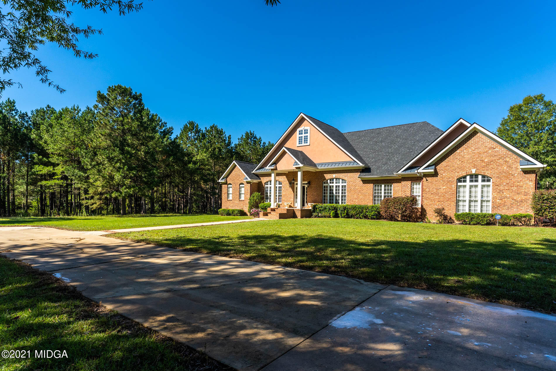 2138 Midway Road Lizella, GA 31052 - Photo 4 of 47 a front view of a house with a yard