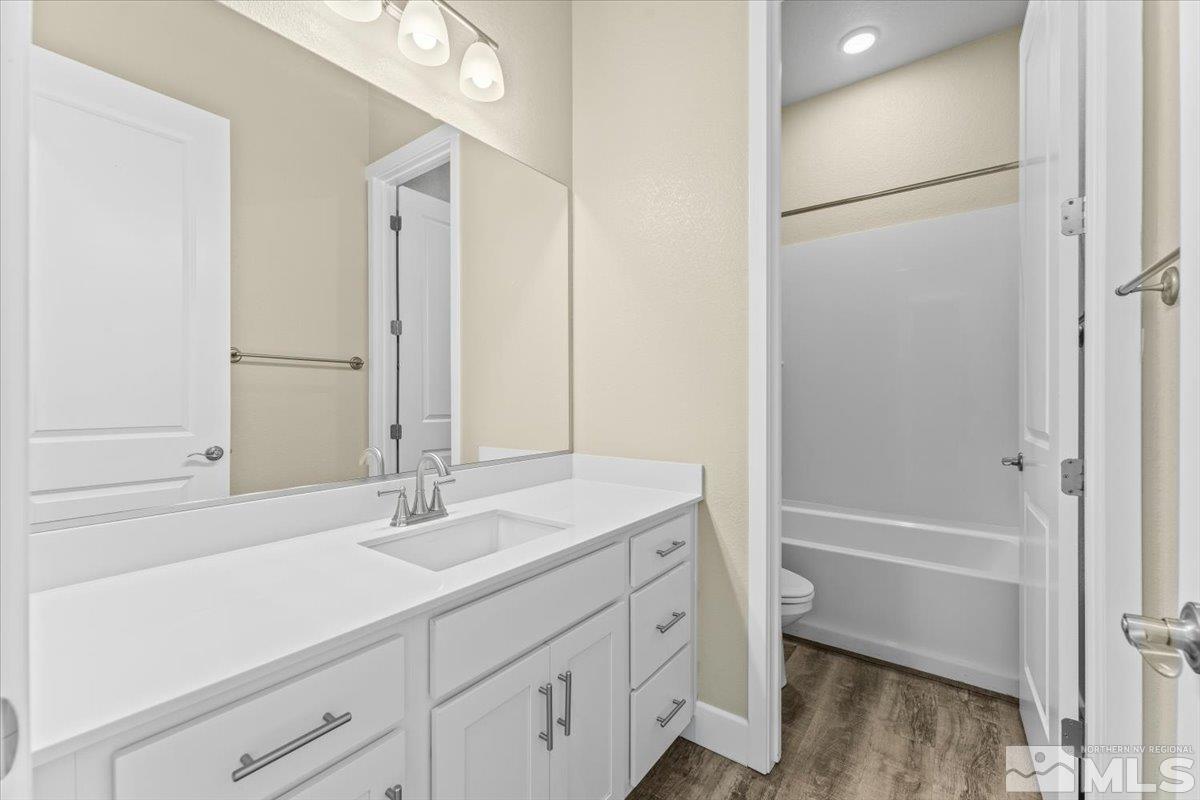 1273 Crawford Crk Drive Reno, NV 89521 - Photo 21 of 39 a bathroom with a sink a mirror and a bathtub