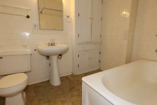 $2,197 | 439 West Melrose Street, Unit 1B, Chicago, IL 60657