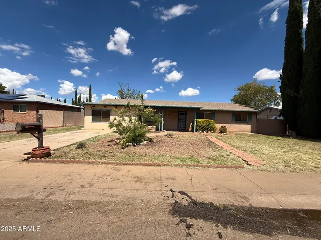 $169,500 | 565 East Raymond Drive, Sierra Vista, AZ 85635