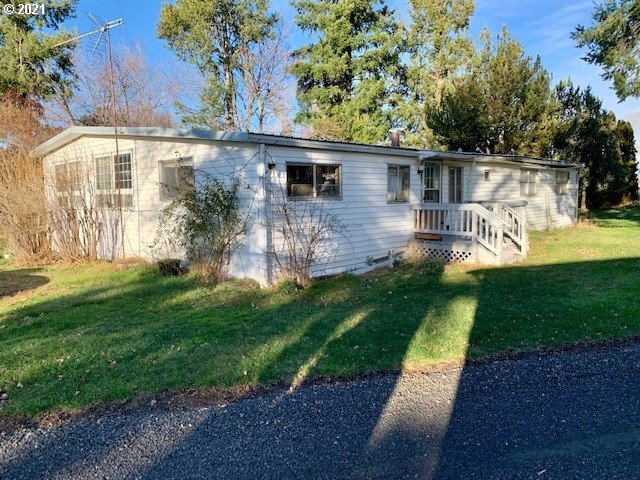 46488 Brahman Way Pendleton, OR 97801 - Photo 1 of 15 a front view of house with yard and green space