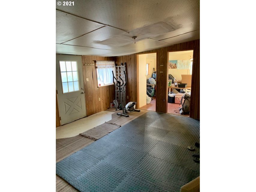 46488 Brahman Way Pendleton, OR 97801 - Photo 4 of 15 a view of a room with gym equipment