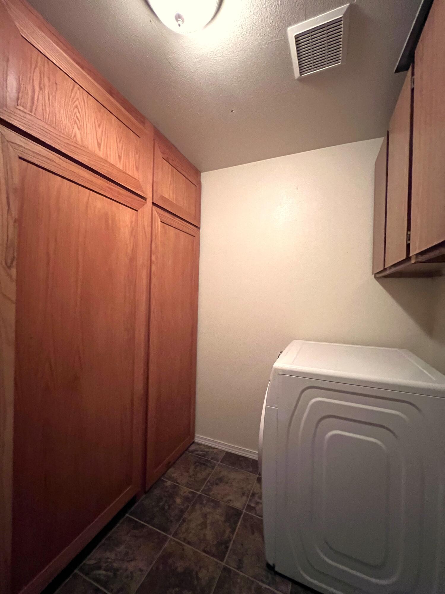 5525 Tunnel Loop Road Grants Pass, OR 97526 - Photo 35 of 65 30. Laundry room