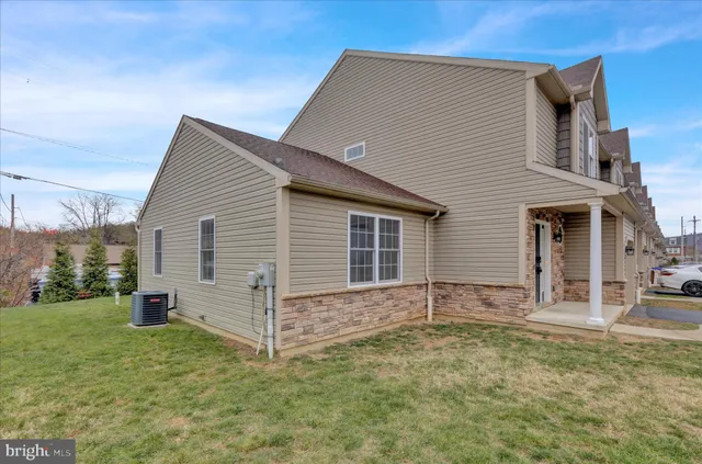 a view of house with backyard