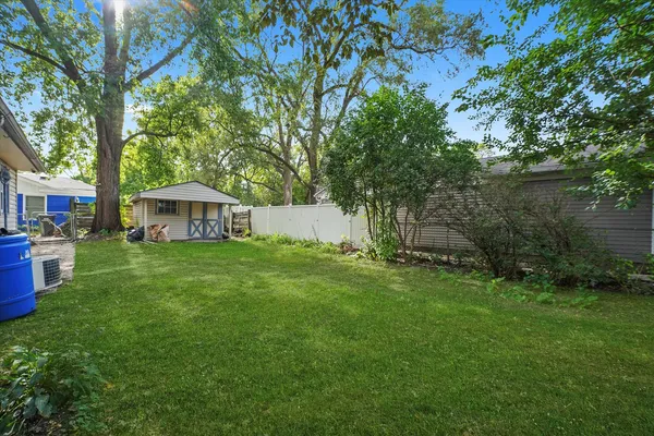 a view of a house with backyard and garden