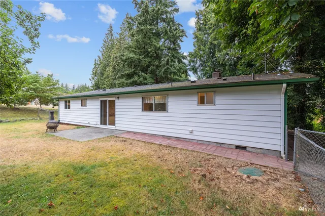 a view of a house with a yard