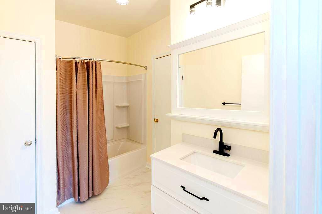 7205 Bogley Road, Unit 202 Baltimore, MD 21244 - Photo 25 of 39 Bathroom