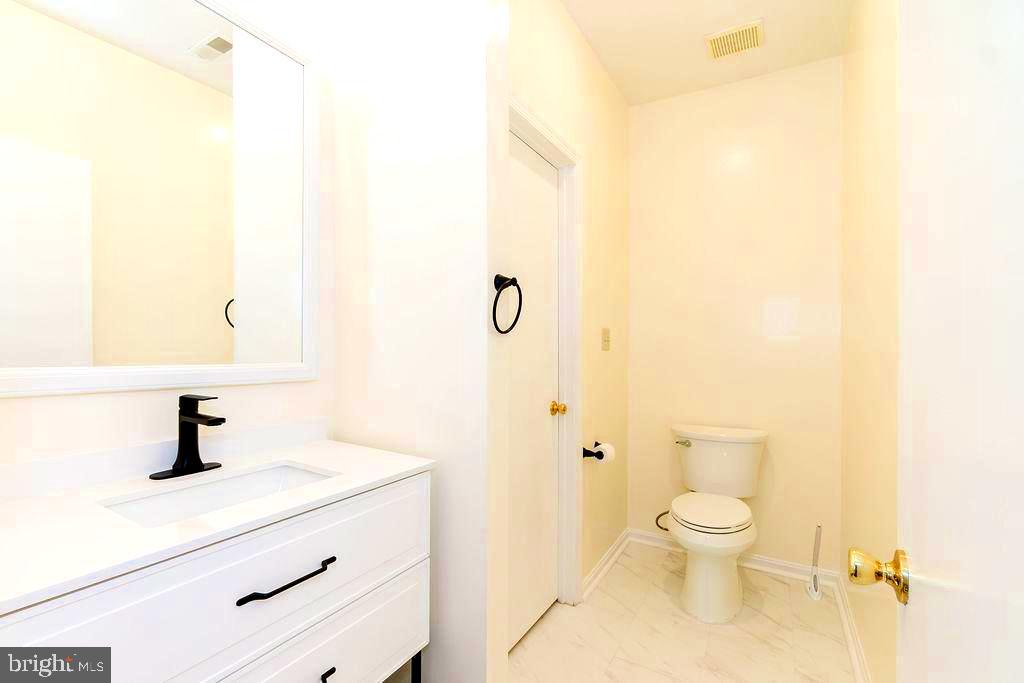7205 Bogley Road, Unit 202 Baltimore, MD 21244 - Photo 28 of 39 Bathroom