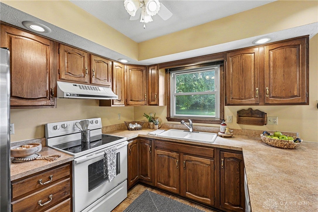 2390 Rockingham Drive Troy, OH 45373 - Photo 12 of 26 Gallery Image 12