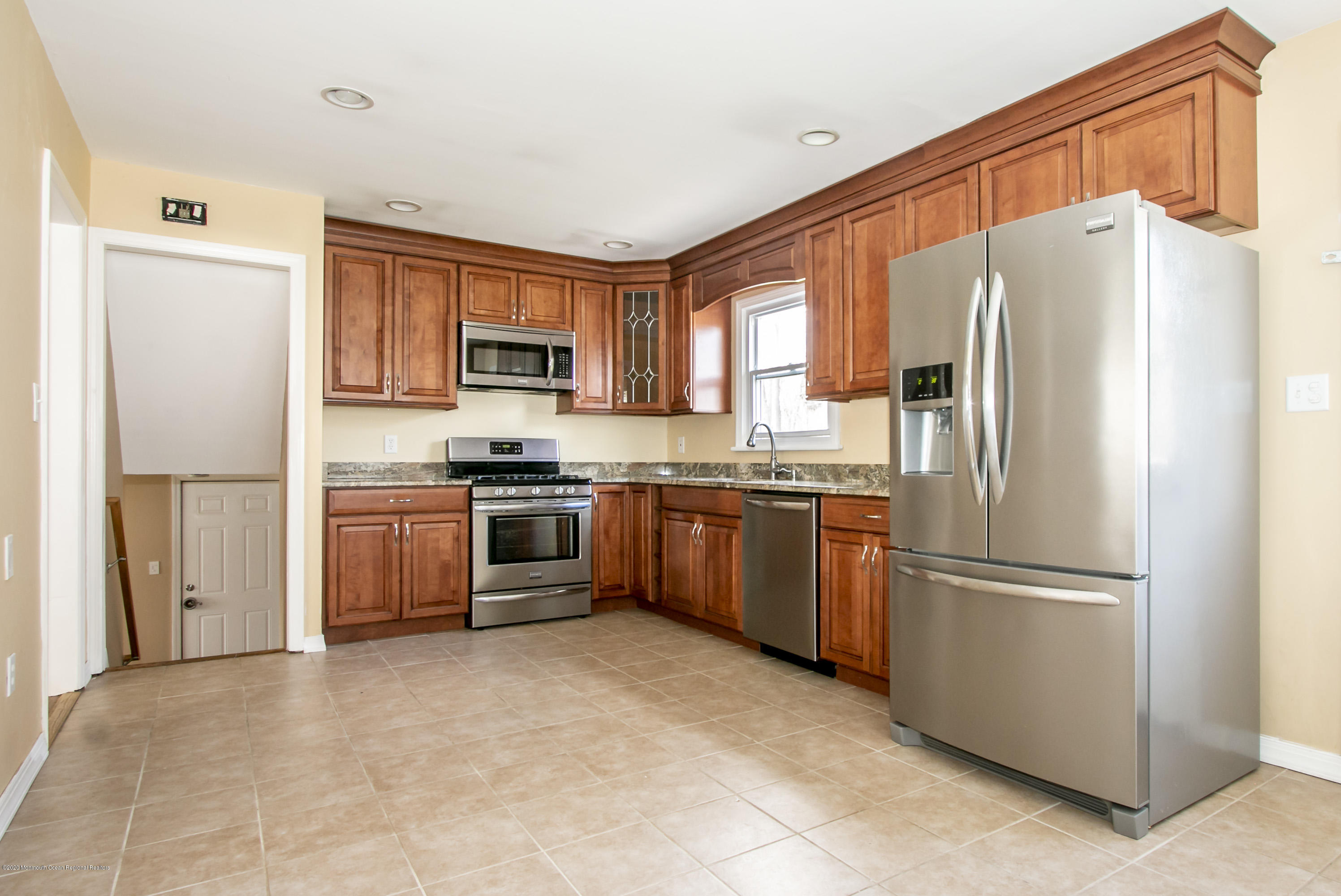 18 Glenmore Road Freehold, NJ 07728 - Photo 10 of 24 010_Kitchen