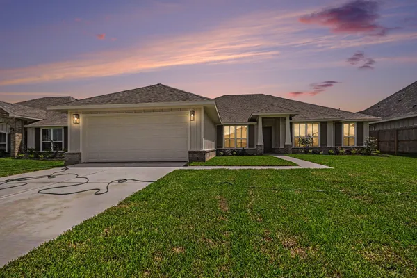 $359,400 | 724 Greystone Lane, Angleton, TX 77515