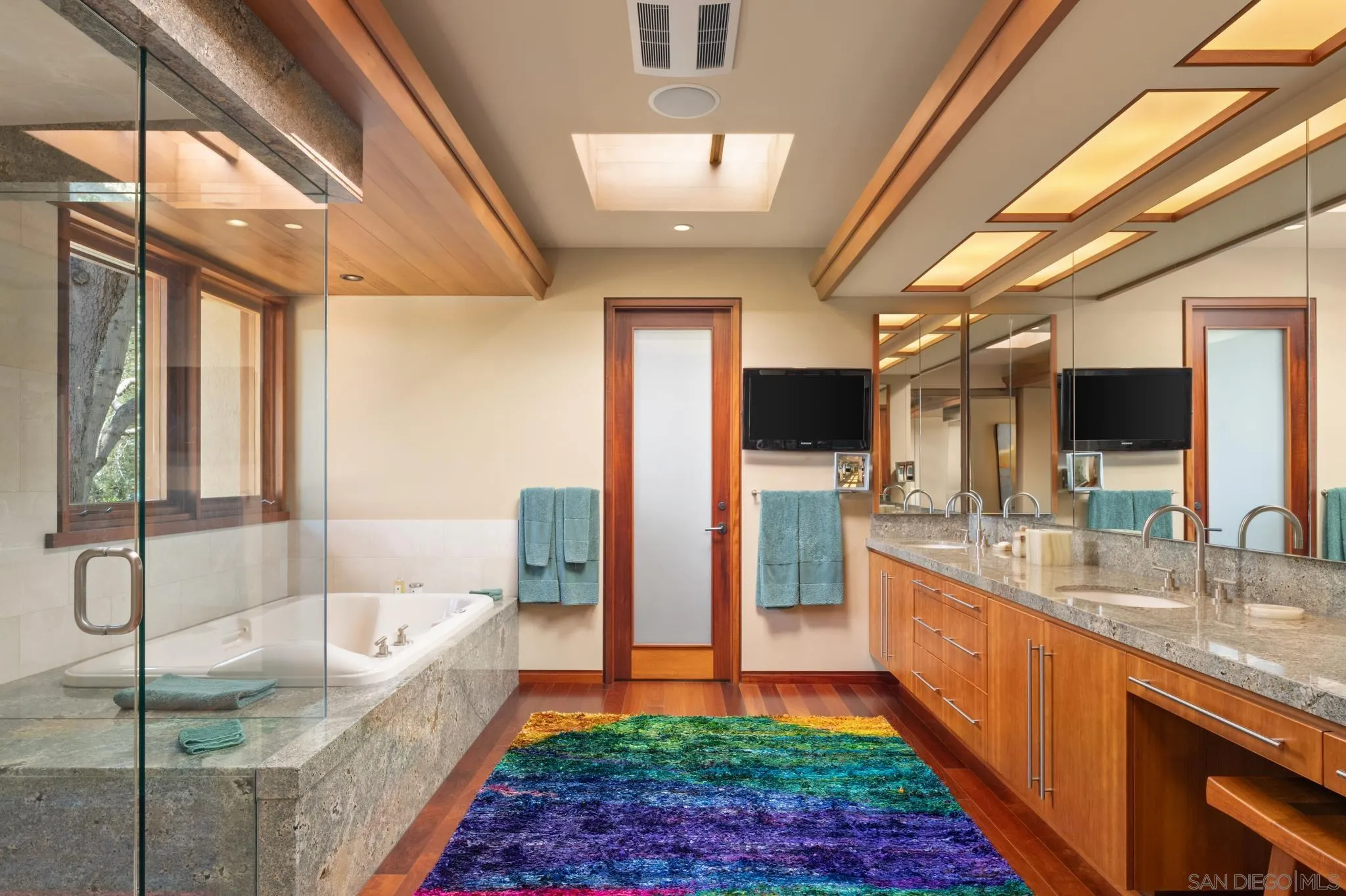 456 Hidden Pines Lane Del Mar, CA 92014 - Photo 25 of 55 a bathroom with tub sink and mirror