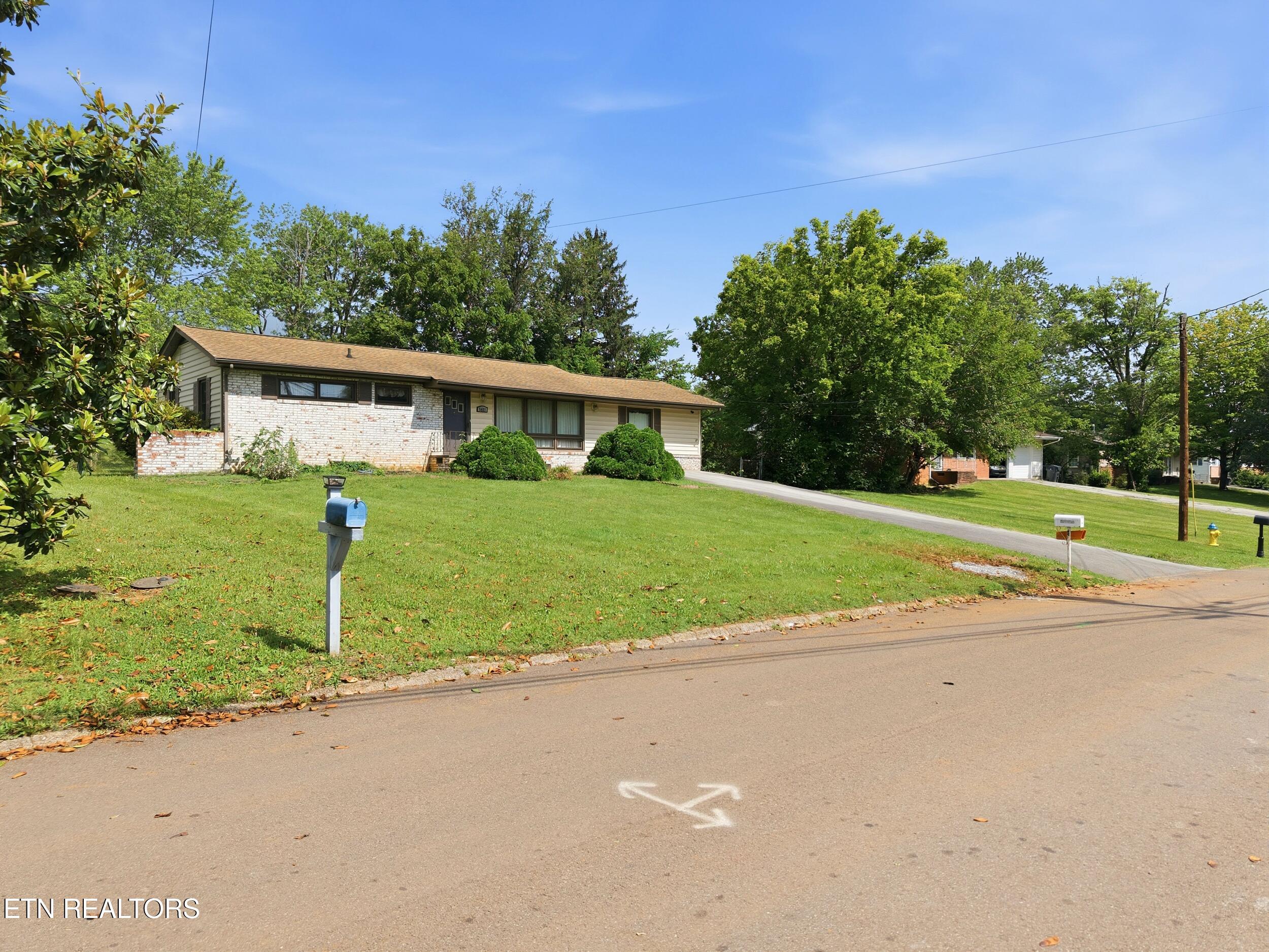5421 Bluefield Road Knoxville, TN 37921 - Photo 3 of 42 4_5421_bluefield_rd_0003