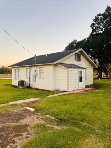 a view of a backyard of the house