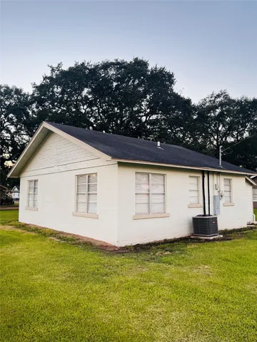 a front view of house with yard