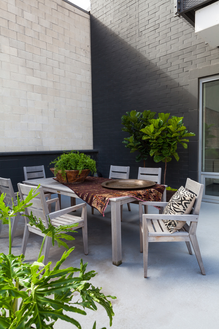 747 North Clark Street, Unit 201 Chicago, IL 60654 - Photo 28 of 30 a backyard of a house with outdoor seating