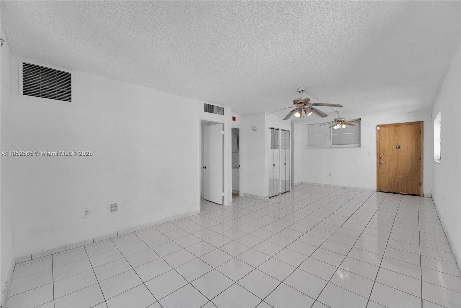 1750 James Avenue, Unit 7L Miami Beach, FL 33139 - Photo 5 of 27 an empty room with a en suite bathroom