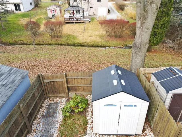 a picture of a table and chairs