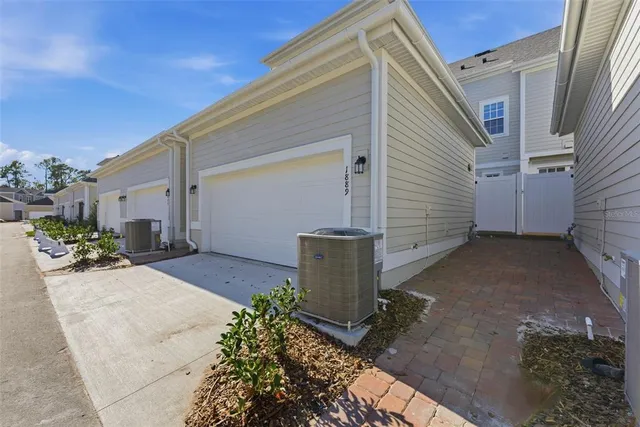 a view of a house with backyard