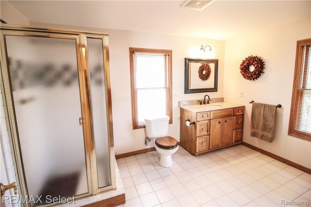10309 Bennett Lake Road Fenton, MI 48430 - Photo 44 of 79 blbathmain.jpg