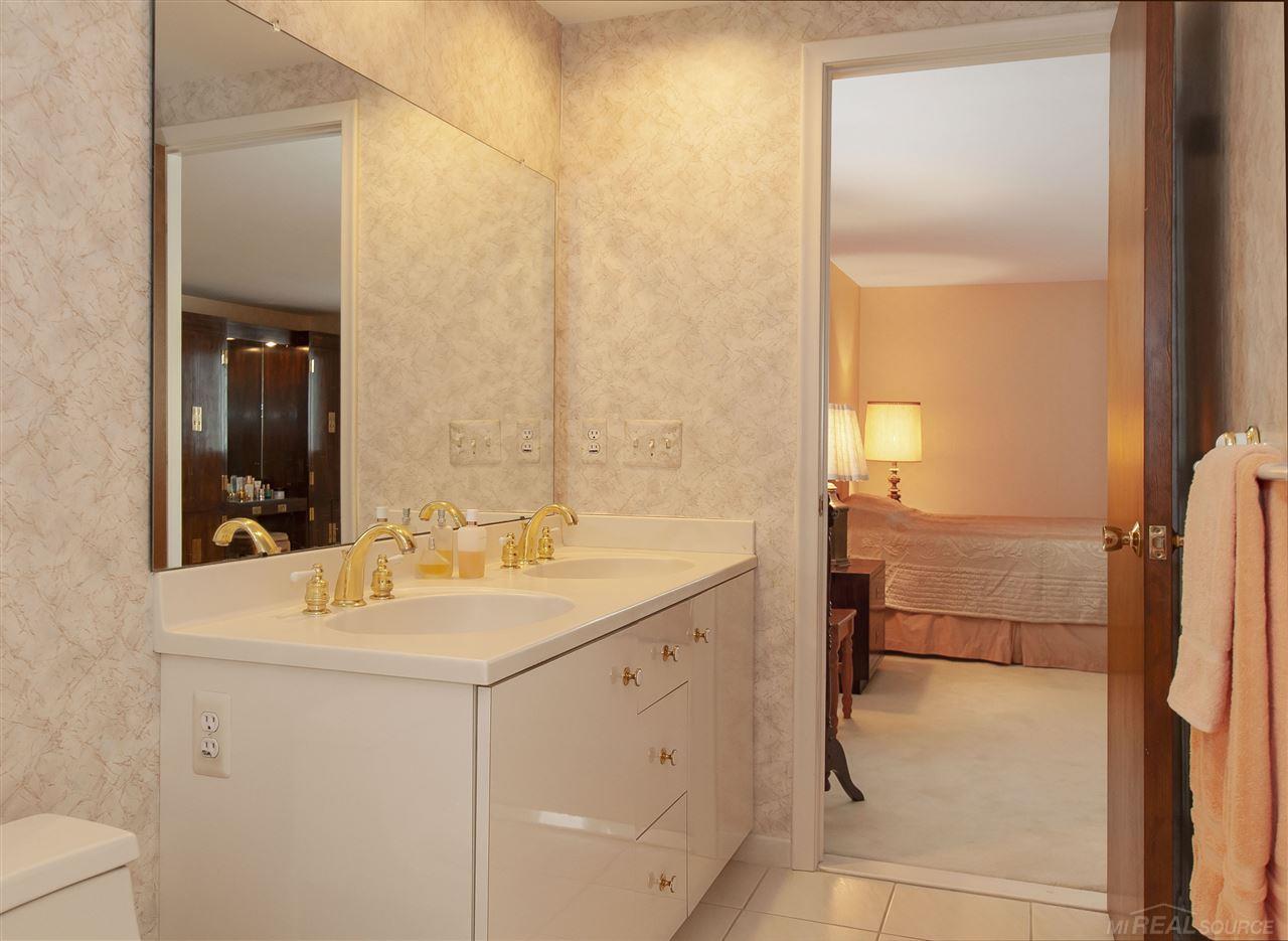 591 Canterbury Road Grosse Pointe, MI 48236 - Photo 35 of 55 31382294-34.JPG