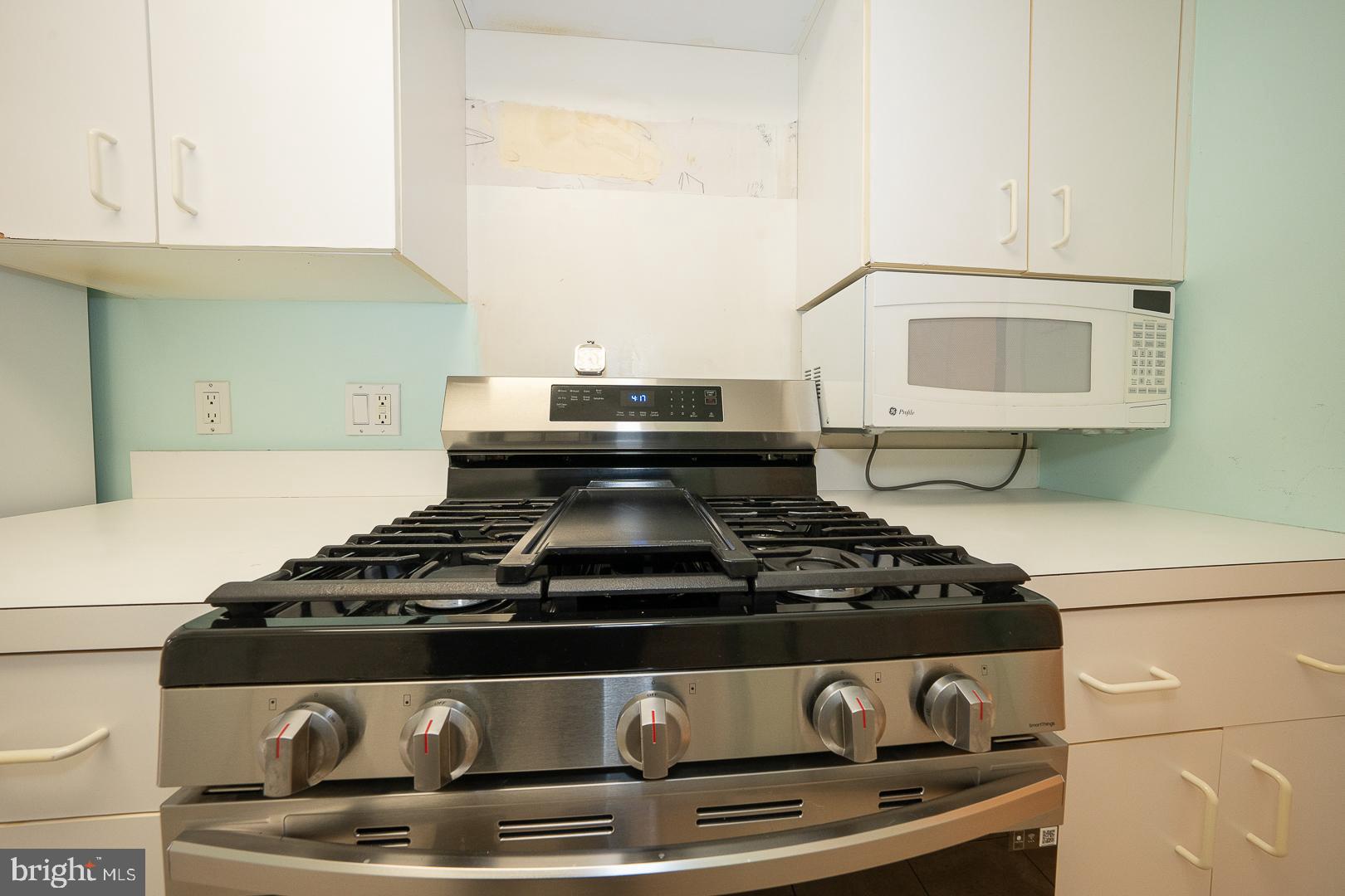 1637 Oakwood Drive, Unit CONDO 218 Penn Valley, PA 19072 - Photo 7 of 39 New 5 burner Gas Stove