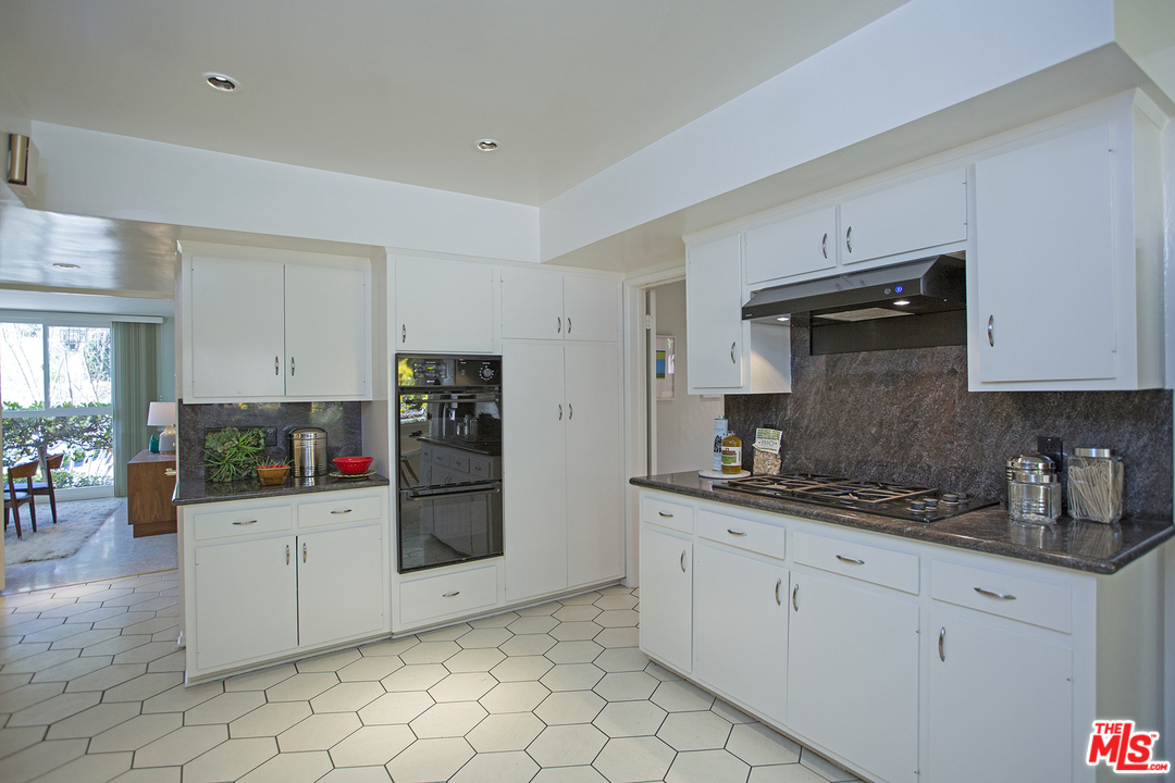1800 Roscomare Road Los Angeles, CA 90077 - Photo 16 of 34