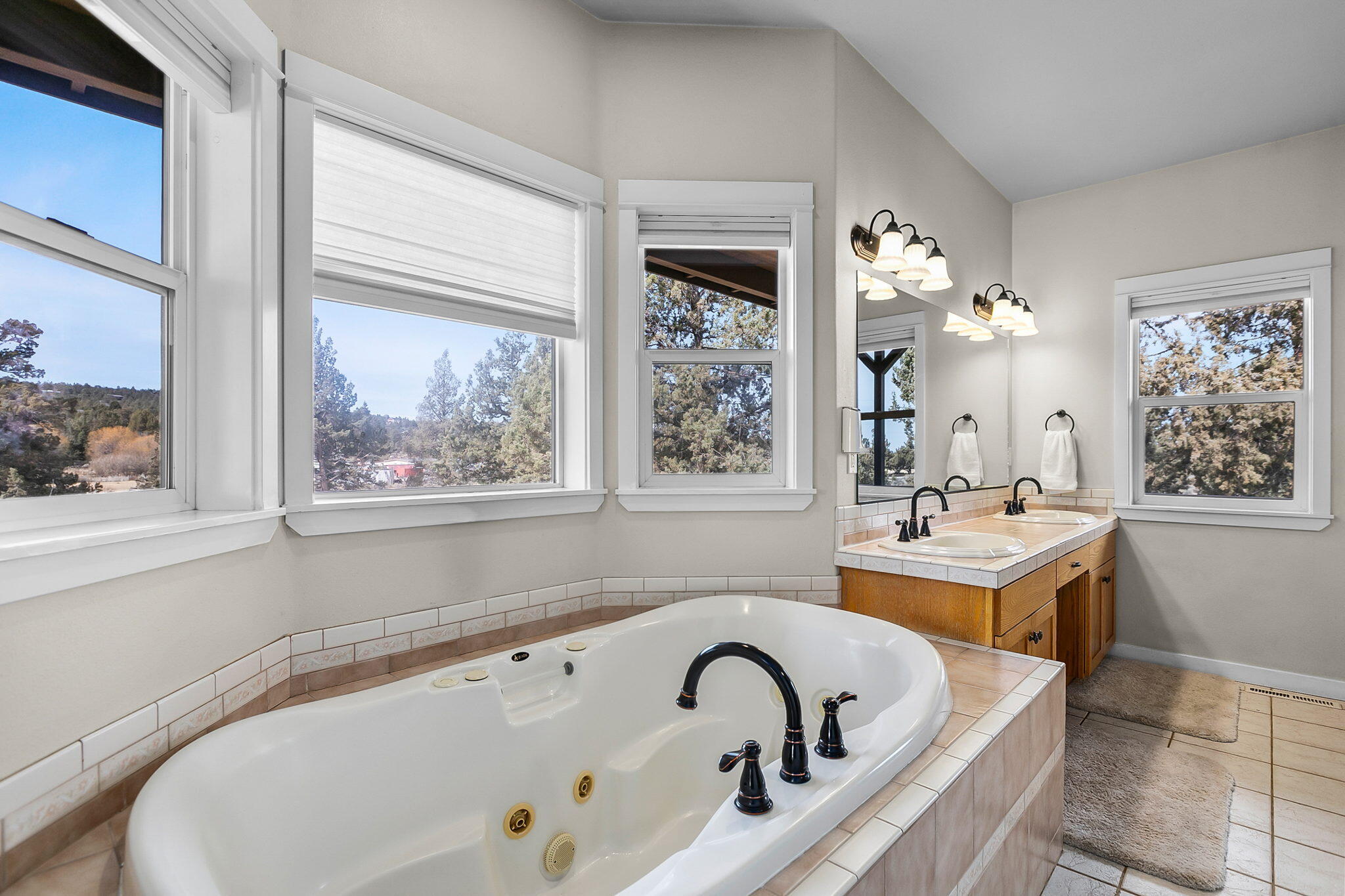 21415 Southwest Gift Road Bend, OR 97703 - Photo 23 of 66 Primary Bath