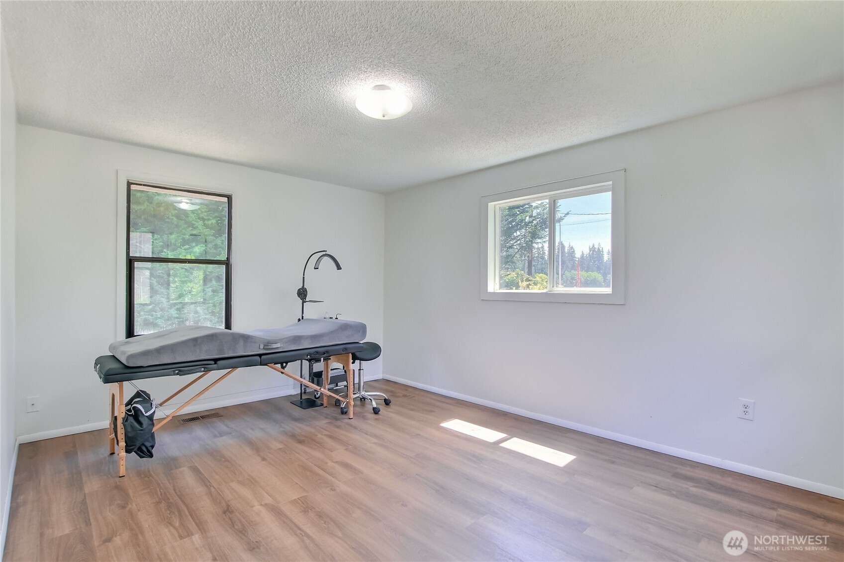 13610 Southeast 288th Street Kent, WA 98042 - Photo 9 of 32 a living room with furniture