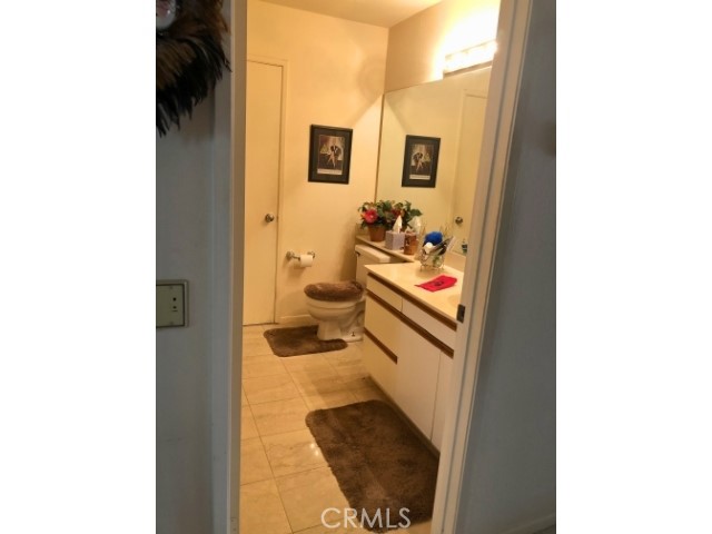 200 East Racquet Club Road, Unit 19 Palm Springs, CA 92262 - Photo 12 of 21 a en suite bathroom with a sink and a mirror