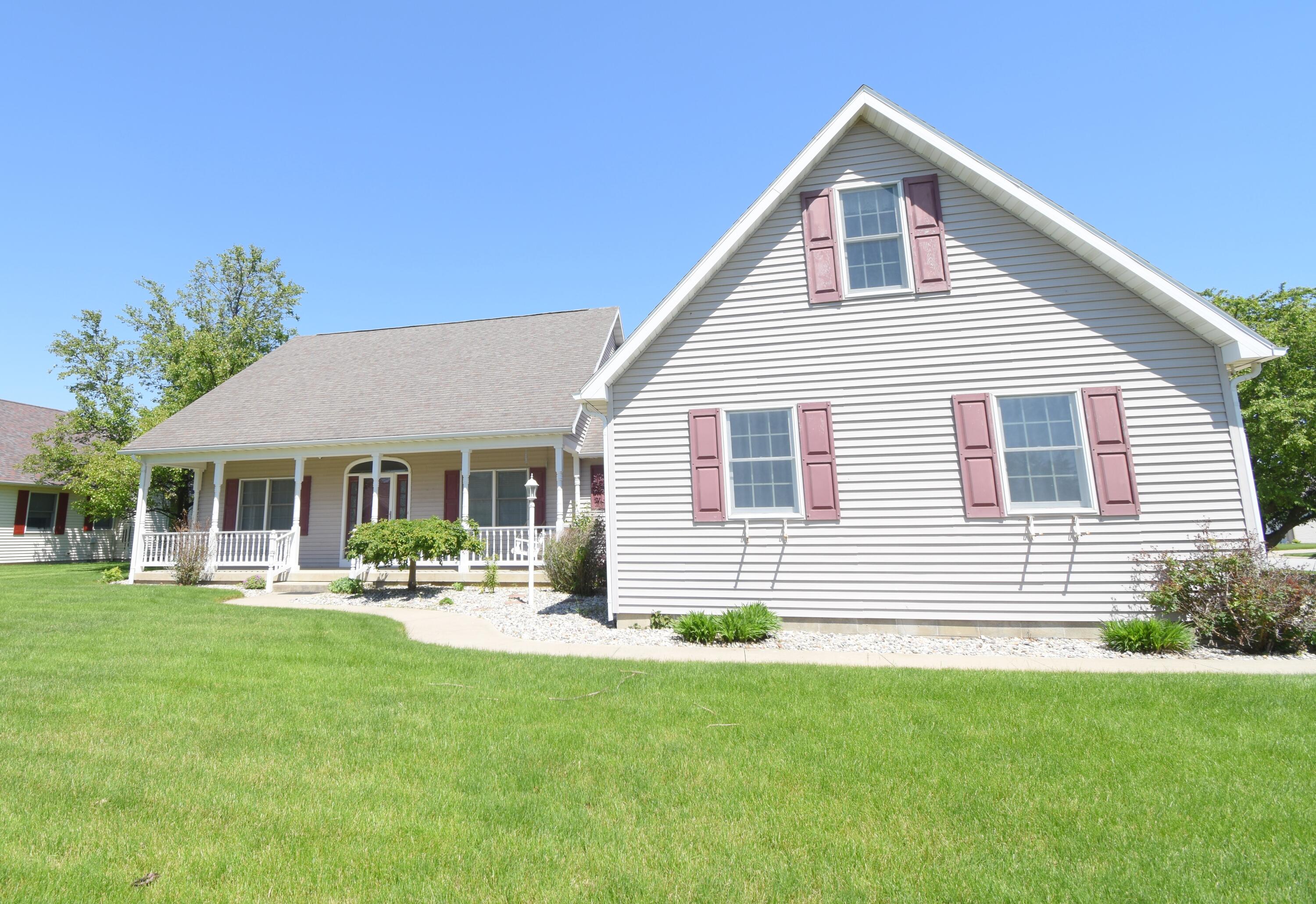 522 Pheasant Run Rensselaer, IN 47978 - Photo 4 of 55 a front view of house with yard and porch