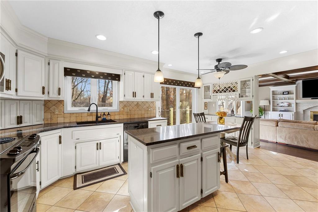 8041 Acuff Lane Lenexa, KS 66215 - Photo 11 of 33