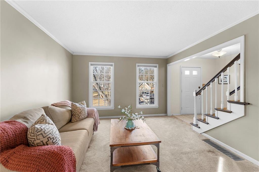 8041 Acuff Lane Lenexa, KS 66215 - Photo 5 of 33