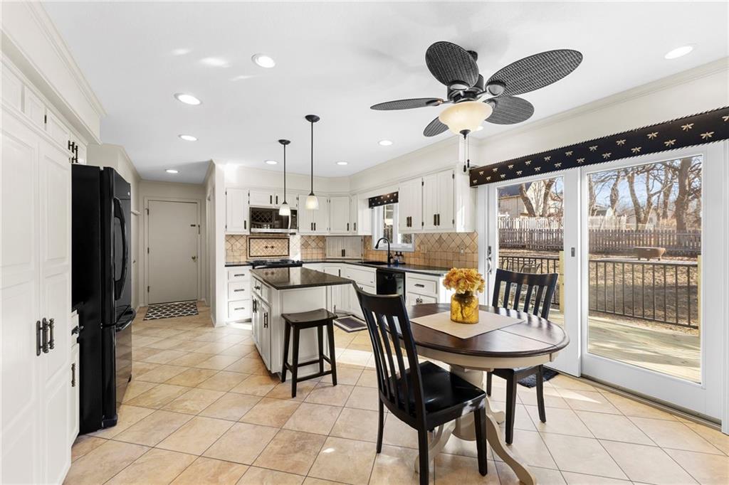 8041 Acuff Lane Lenexa, KS 66215 - Photo 9 of 33