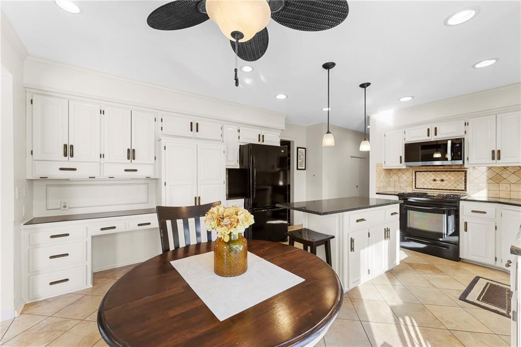 8041 Acuff Lane Lenexa, KS 66215 - Photo 10 of 33