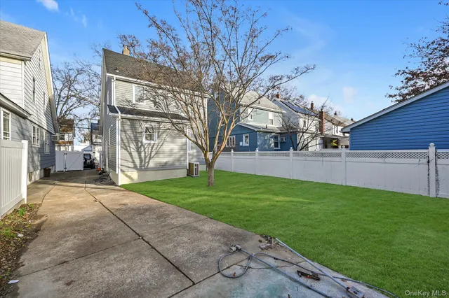 a view of a yard with a house