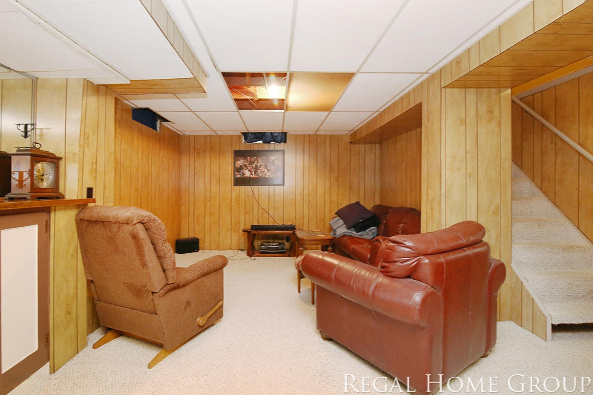 2034 Acton Road Northwest Grand Rapids, MI 49504 - Photo 15 of 23 IMG_2048