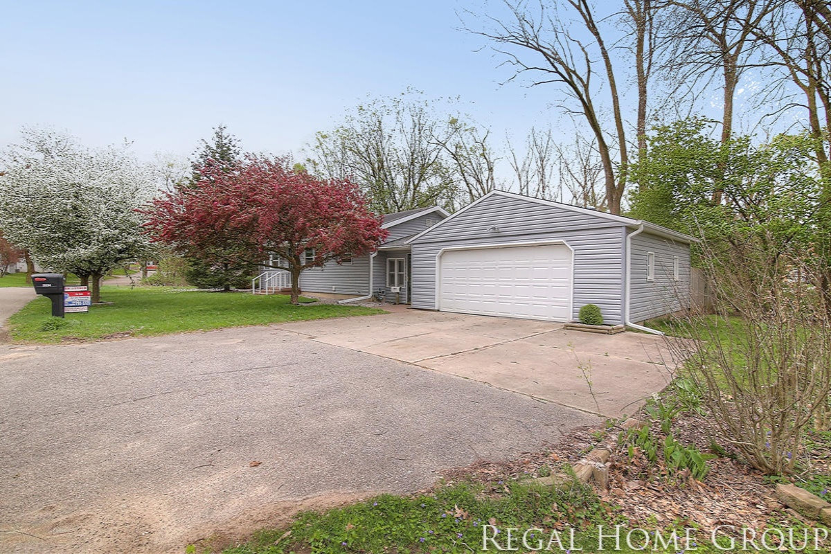 2034 Acton Road Northwest Grand Rapids, MI 49504 - Photo 3 of 23 IMG_2036