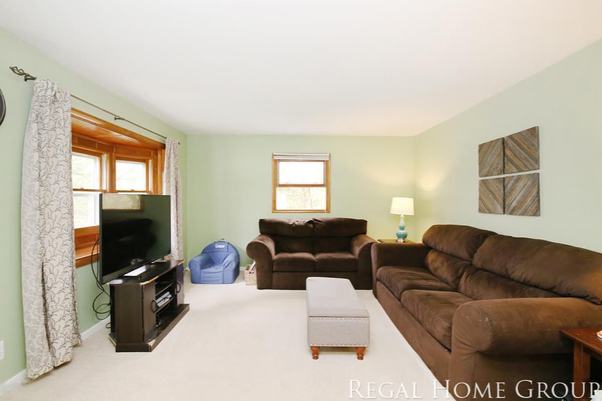 2034 Acton Road Northwest Grand Rapids, MI 49504 - Photo 4 of 23 IMG_2037