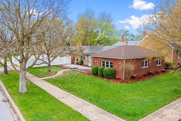 $369,900 | 3850 West 93rd Street, Evergreen Park, IL 60805