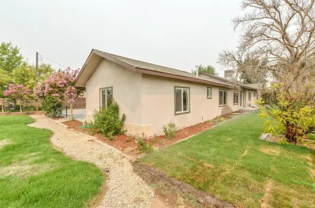 a view of a house with backyard and garden