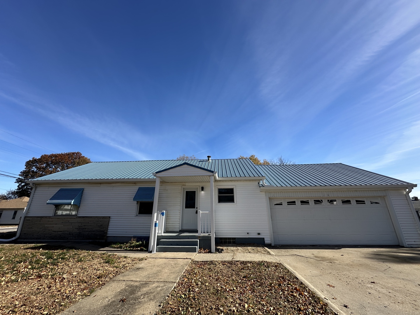 1202 East Jefferson Street Clinton, IL 61727 - Photo 17 of 19 a front view of a house